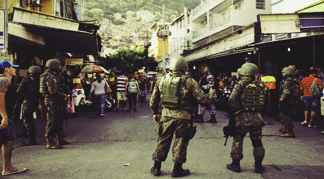 Rio de Janeiro - Militares seguem operando na favela da Rocinha para combater confrontos entre facções de traficantes de drogas (Fernando Frazão/Agência Brasil)