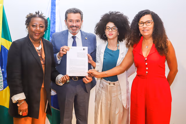 Maria Silvia Aparecida de Oliveira (Geledés), Vital do Rêgo (Ministro do TCU), Maiah Lunas (Criola) e Rivane Arantes (SOS Corpo) assinaram o Acordo de Cooperação.