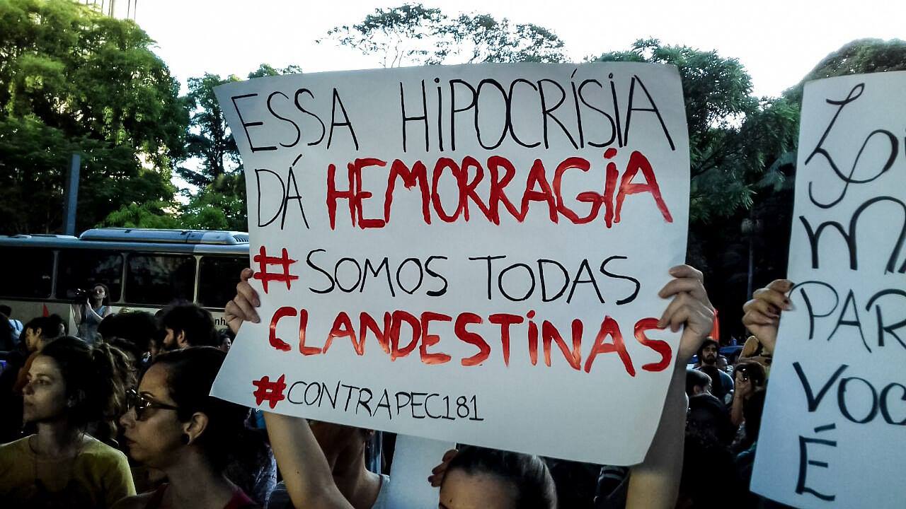 O ataque aos direitos reprodutivos das mulheres é parte do ataque à democracia no Brasil