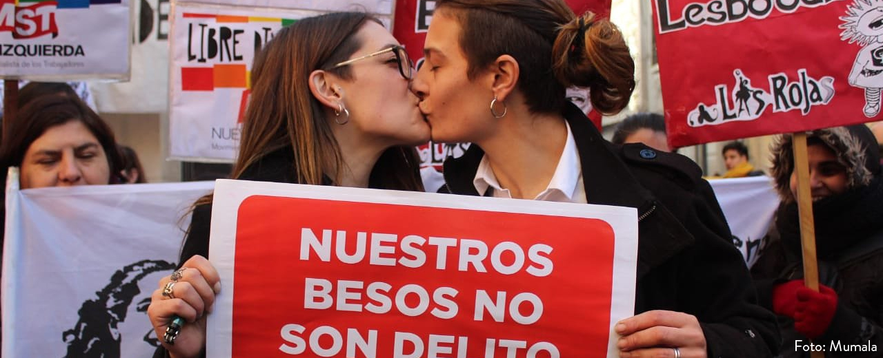 Mujer argentina es condenada a un año de prisión por besar a su esposa