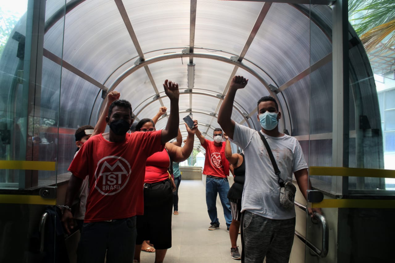 MTST faz greve de fome e protesta contra despejo de 300 famílias de terreno em Boa Viagem