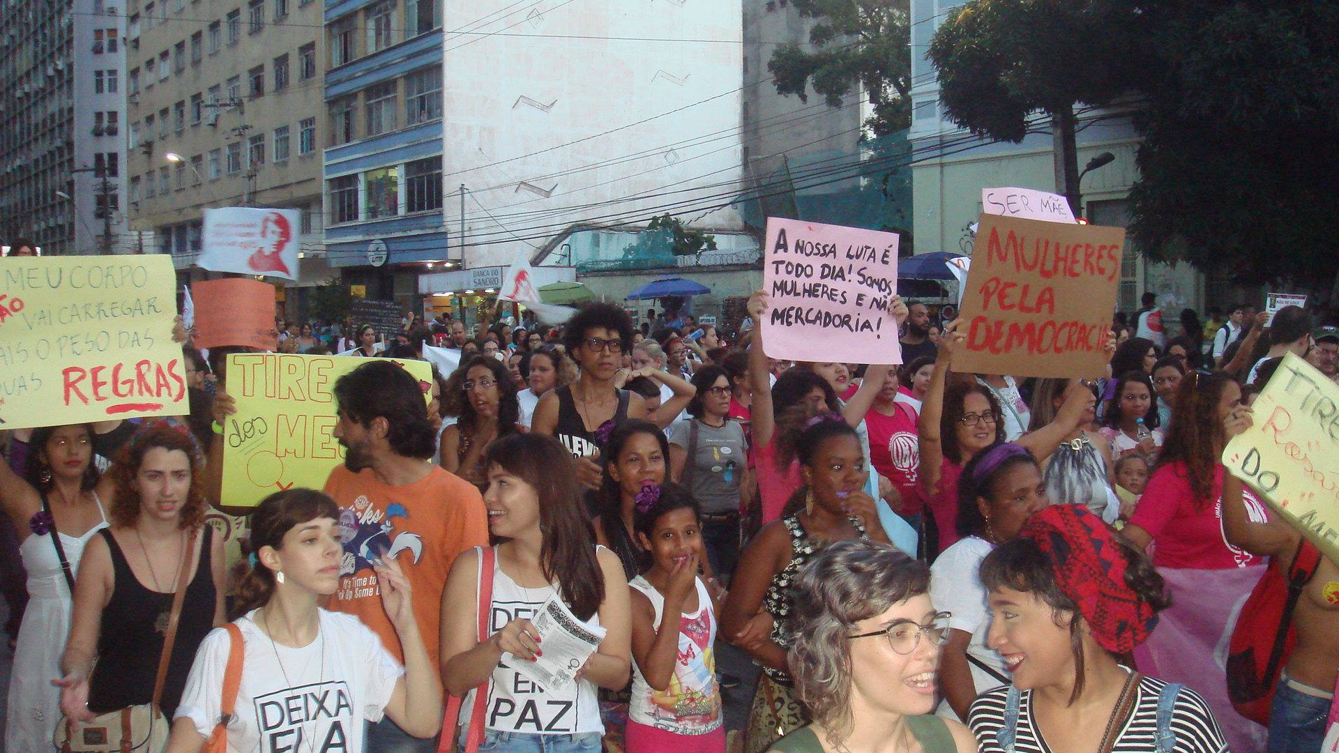 Luta por direitos levou 7 mil mulheres às ruas do centro do Recife