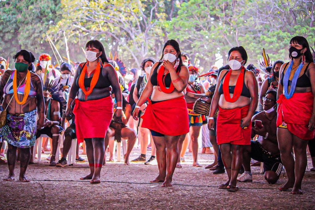 Participantes da II Marcha das Mulheres Indígenas acompanham julgamento do ‘marco temporal’, na Funarte